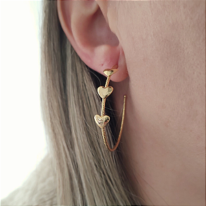 Brinco de argola com detalhes de corações folheado em ouro