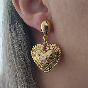 Brinco de pino martelado com Coração e strass vermelho Amor Mais folheado a ouro