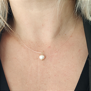 Colar fio invisível com pérola de água doce folheado em ouro