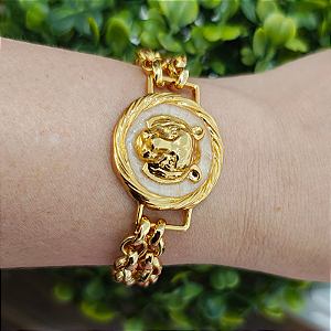 Pulseira correntaria com placa tigre resina bege perolado folheado em Ouro