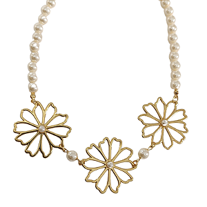 Colar pérolas e flores com detalhes de pérolas folheado em ouro