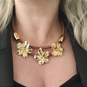Colar corda marrom maxi dourado com detalhes de flores Folheado em ouro 40 cm