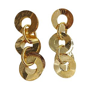 Brinco de pino longo  com detalhes elos chapa riscadas folheado em ouro