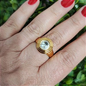 Anel formato redondo com detalhes de strass pequeno folheado em ouro ( tamanho 19 )