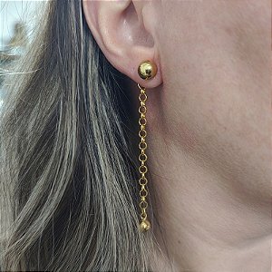 Brinco de pino com detalhe de correntaria e bola menor folheado em ouro (ESFERA)