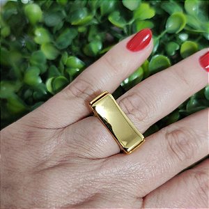Anel formato quadrado folheado em ouro ( ajustável de 18 a 20 )