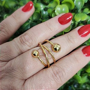 Anel com detalhes de elos com duas esferas folheado a ouro