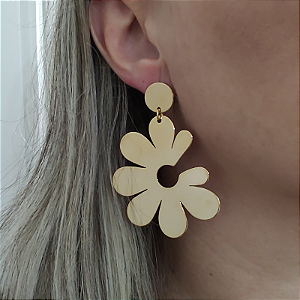 Brinco de pino com pingente placa meia flor folheado em ouro