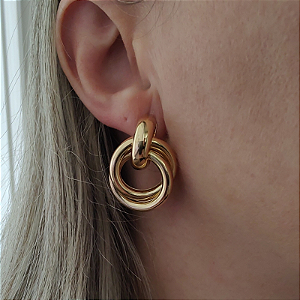 Brinco de pino com detalhe redondo fios arredondado folheado em ouro