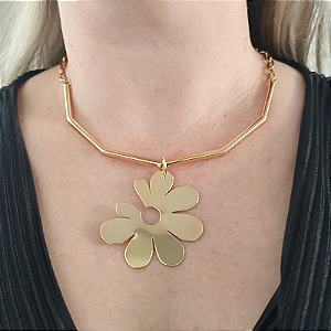 Colar aro geométrico com pingente placa meia Flor folheado em ouro