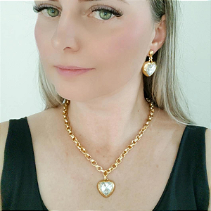 Conjunto brincos e colar correntaria com coração com big strass folheado em ouro