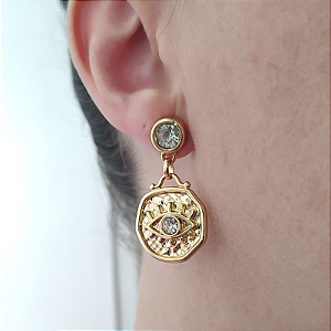 Brinco de pino com strass e pingente de olho grego com strass folheado em ouro