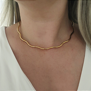 Colar com aro fixo liso ondulado folheado em ouro