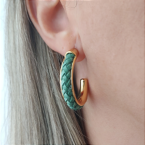 Brinco de Argola dourado e courino trançado verde folheado em ouro