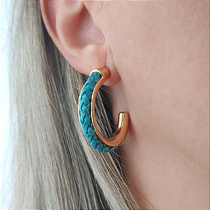 Brinco de Argola dourado e courino trançado azul Tiffany folheado em ouro