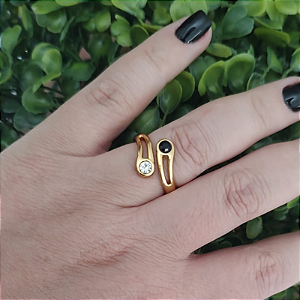 Anel com detalhe de cristal e pedra preta valquiria folheado em ouro ( tamanho 18 )
