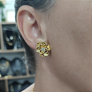 Brinco de pino flor camélia folheado em ouro