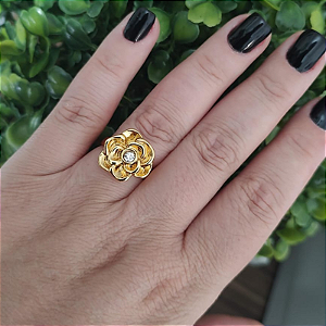 Anel com detalhe e Flor camélia folheado em ouro ( tamanho 18 )