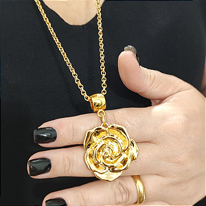 Colar correntaria longo com pingente relicário de flor camélia folheado em ouro ( 70 cm)