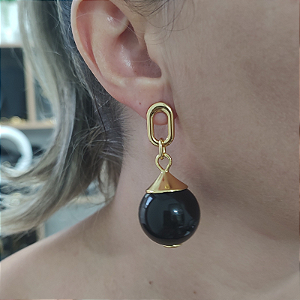 Brincos com fechamento em pino com pingente bola preta Virgínia folheado a ouro