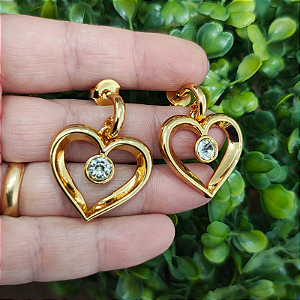 Brinco com pino e pingente de coração com detalhe strass folheado em ouro
