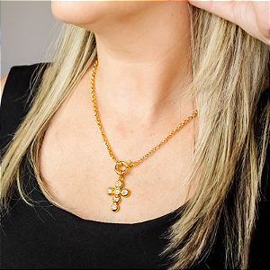 Colar correntaria com pingente de cruz com strass folheado em ouro ( 40 cm)