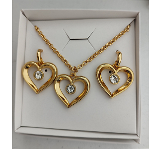 KIT CORAÇÃO VAZADO E STRASS - Colar correntaria 45 cm + Brincos formato coração vazado e strass folheado em ouro