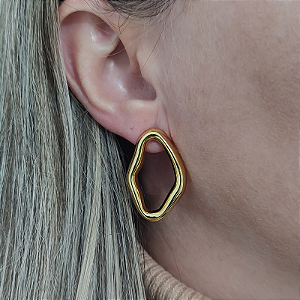 Brincos formato  oval orgânico vazado folheado em ouro