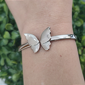 Bracelete Articulado com detalhe  de borboleta prateado folheado em ródio  ( serve até pulso 18 cm)