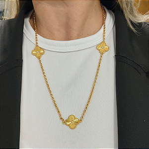 Colar longo com detalhe de três trevos com strass folheado em ouro
