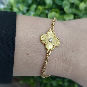 Pulseira correntaria  com detalhe de 1 trevo folheado em ouro