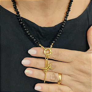 Colar com cristais preto e pingente com pingente fé  folheado a ouro ( 45 cm abertura frontal)