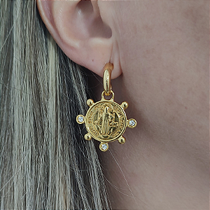 Brincos de argola com pingente são bento com strass folheado em ouro