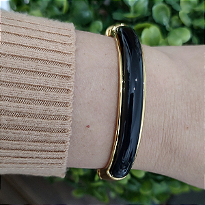Bracelete Articulado com detalhe de resina preta folheado em ouro  ( serve até pulso 18 cm)