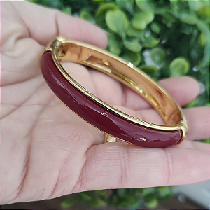 Bracelete Articulado com detalhe de resina Marsala ( bordô) folheado em ouro ( serve até pulso 18 cm)