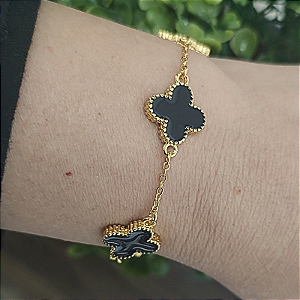 Pulseira Correntaria com trevo resina preta folheado em ouro