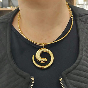 Colar com aro fixo com pingente formato espiral folheado em ouro