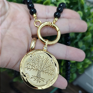 Colar com esferas pretas ( resinas)  longo e pingente árvore da vida com dizeres folheado em ouro ( 60 cm)