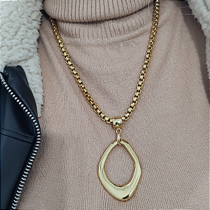 Colar correntaria veneziana G com pingente oval orgânico folheado em ouro