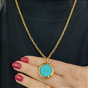 Colar correntaria íris pp com pingente São Bento com resina azul tiffany folheado em ouro 45 cm
