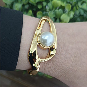 Bracelete rígido com detalhe de pérola folheado em ouro  ( serve até pulso 18 cm)
