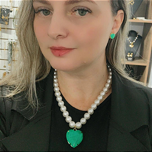 Conjunto de Colar com Pérolas e Pingente Coração Pedra Fusion Verde + Brincos Coração Pequeno Pedra Fusion folheado em ouro