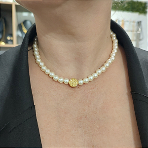 Colar choker pérola com detalhe de moeda de são bento folheado em ouro