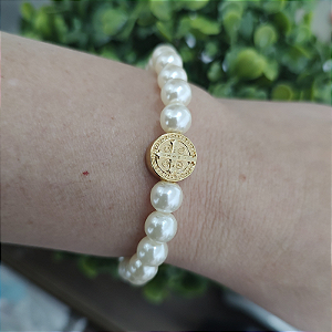 Pulseira pérolas com passador moeda de São Bento folheado em ouro