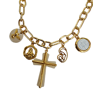 Colar correntaria G  com pingentes religiosos como cruz, são bento , nossa senhora e  espirito santo folheado em ouro