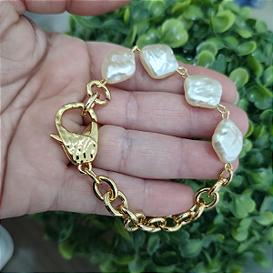Pulseira meio correntaria e meio pérolas marrocas com fecho orgânico folheado em ouro