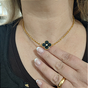 Colar curto com detalhe de  um trevo resina preta com strass folheado em ouro