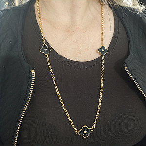 Colar longo com detalhe de três trevos resina preta com strass folheado em ouro