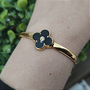 Bracelete articulado com detalhe de trevo resina preta com strass folheado em ouro  ( serve até pulso 18 cm)