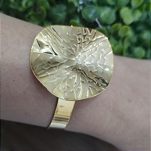 Bracelete ajustavel com peça redonda organica folheado em ouro  ( serve até pulso 18 cm)